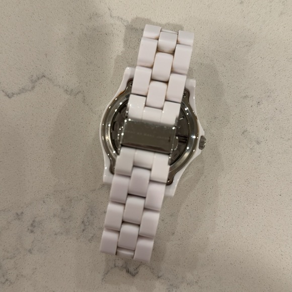 MARC BY MARC JACOBS (MBM4571) WHITE ACRYLIC WATCH - Picture 6 of 8